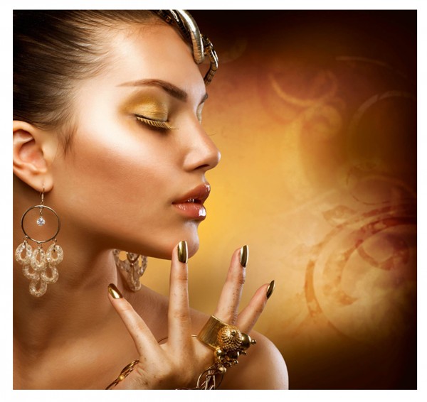 образ с металлическими украшениями